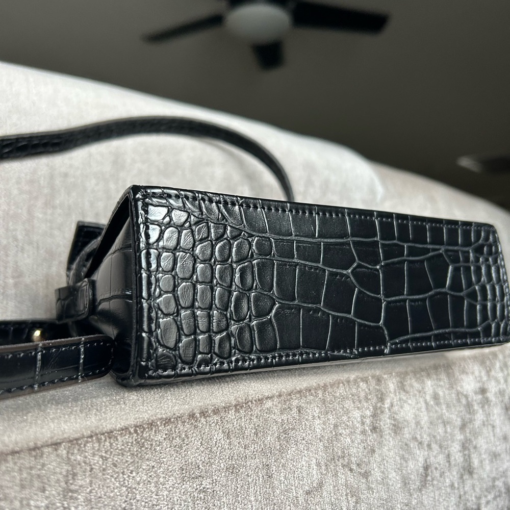 VEGAN LEATHER Black Crocodile-STYLE Handbag Like New! - Picture 7 of 9